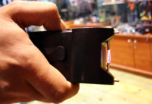 Usa il taser su figlio di nove anni