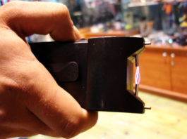 Usa il taser su figlio di nove anni