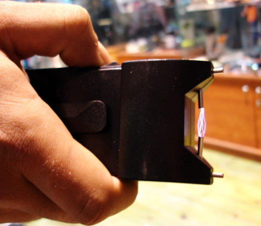 Usa il taser su figlio di nove anni