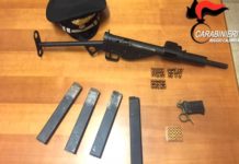 Dalla legna sbuca una mitragliatrice della seconda guerra mondiale Violazione della legge sulle armi mitragliatrice da guerra