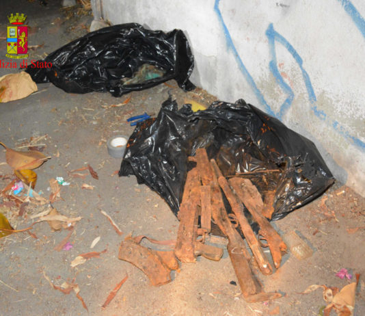 Granate e armi dentro a un sacco, indagini a Reggio Calabria Armi dentro a un sacco