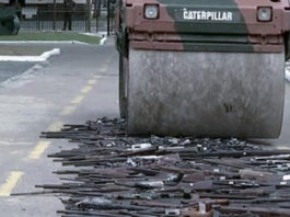 Migliaia di armi sotto uno schiacciasassi Armi distrutte Brasile