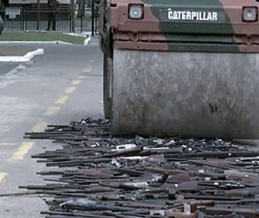 Migliaia di armi sotto uno schiacciasassi Armi distrutte Brasile