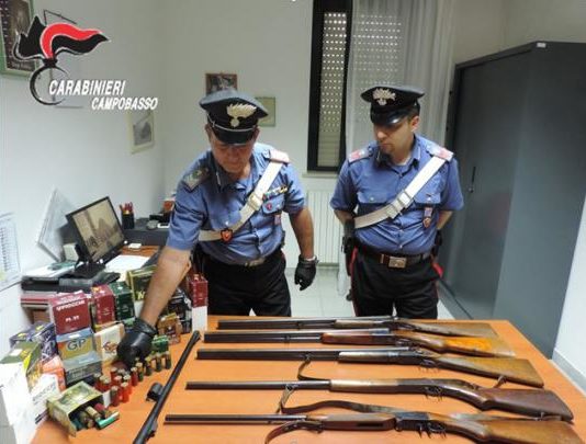 Aveva in casa i fucili del figlio e un’arma non registrata, denunciato un novantenne