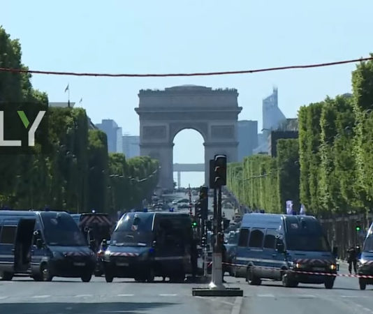 L’attentatore di Parigi aveva regolare porto d’armi sportivo Champs-Elysées ok
