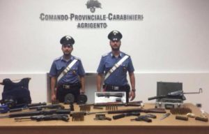 È stato arrestato un infermiere di Favara (AG) che aveva allestito un laboratorio per armi all'interno della propria casa di campagna.