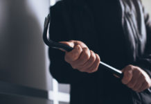 Furto nella notte, sottratte due pistole della polizia municipale Furto nella caserma della polizia municipale di Vallecrosia: quattro persone hanno sottratto due pistole con relativi caricatori-