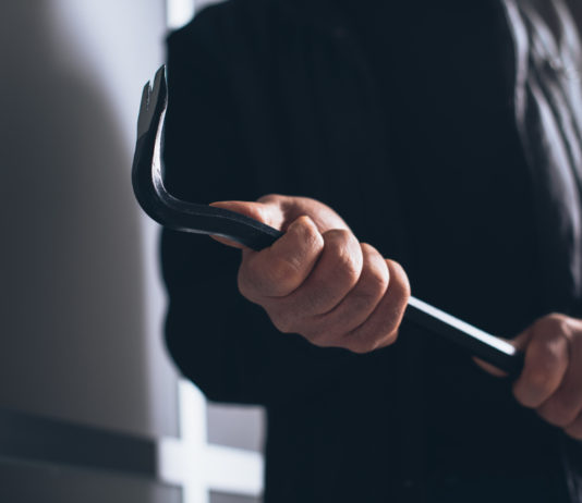 Furto nella notte, sottratte due pistole della polizia municipale Furto nella caserma della polizia municipale di Vallecrosia: quattro persone hanno sottratto due pistole con relativi caricatori-