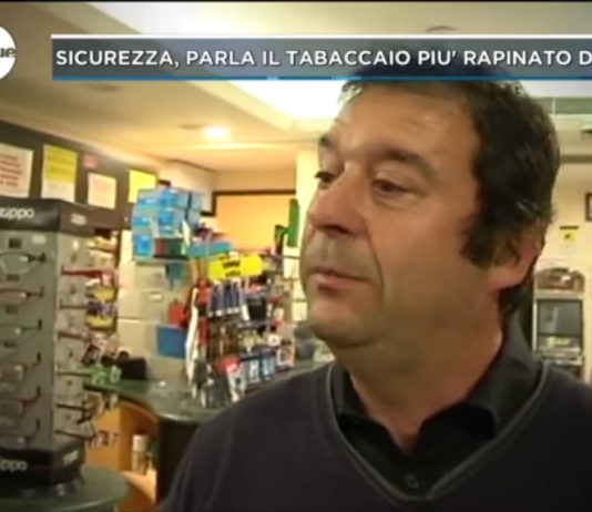 Il tabaccaio più rapinato d’Italia: “più politica, non più armi” Mattino 5 ha intervistato il titolare del Bar Sport di San Clemente, alle porte di Riccione. L’esercizio è stato vittima di 24 furti e rapine negli ultimi 30 anni.