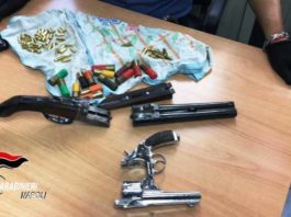 Infila le armi nello zaino e tenta di saltare dalla finestra