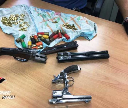 Infila le armi nello zaino e tenta di saltare dalla finestra