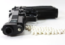 Interviene la polizia, ma era un’arma da softair: denuncia comunque