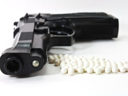 Interviene la polizia, ma era un’arma da softair: denuncia comunque