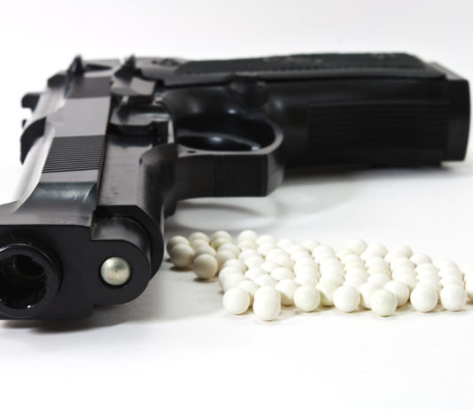 Interviene la polizia, ma era un’arma da softair: denuncia comunque