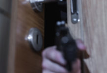 Fa rumore di notte: i vicini gli mandano la polizia, lui apre impugnando una pistola Locarno