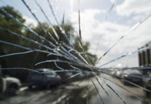 Lui la aggredisce, lei fugge e lo uccide con l’auto