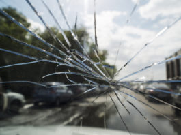 Lui la aggredisce, lei fugge e lo uccide con l’auto