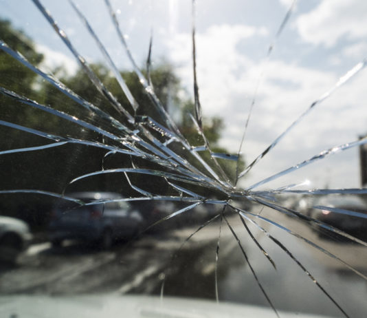 Lui la aggredisce, lei fugge e lo uccide con l’auto