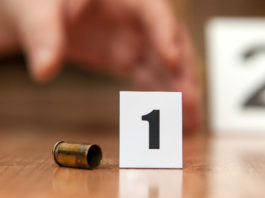 Pulisce la pistola, uccide il coinquilino Pistola d'ordinanza