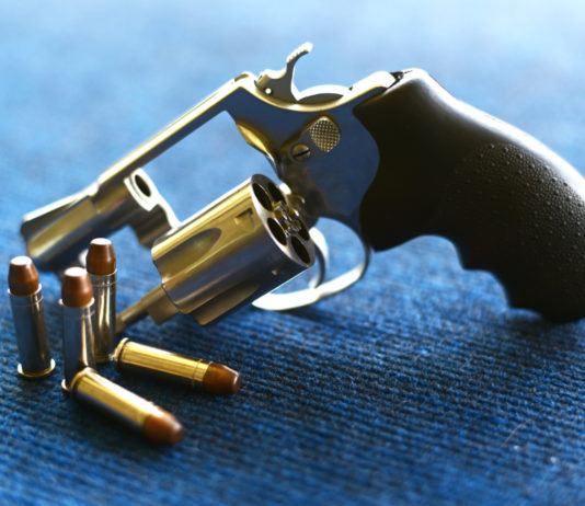 Si ferisce mentre pulisce la pistola divieto di detenzione di armi per incuria