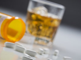 Alcol, droga e porto d’armi, bisogna difendersi anche dal sospetto