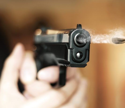 Spara in aria per provare la pistola, ora rischia il porto d’armi