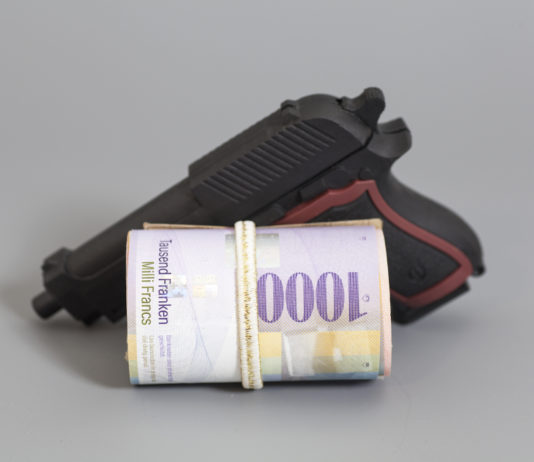 Vendevano armi di servizio, condannati due ex poliziotti