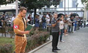 Il prefetto di Bergamo ha negato il rinnovo del porto d’armi a Giampiero Belotti, l’attivista che aveva protestato contro le Sentinelle in piedi travestendosi da nazista dell’Illinois. Si era travestito da nazista dell’Illinois ispirandosi al film The blues brothers per protestare contro una manifestazione delle Sentinelle in piedi, il gruppo che intende tutelare la famiglia tradizionale. Ma non è bastato che, per rendere evidente il sarcasmo, avesse sostituito le svastiche con i simboli usati da Charlie Chaplin ne Il grande dittatore: a causa di quell’evento Giampiero Belotti, trentatreenne di Dalmine (BG) si è visto negare dal prefetto il rinnovo del porto d’armi per uso sportivo. Belotti ha già annunciato che presenterà ricorso. Lo riporta l’Eco di Bergamo.