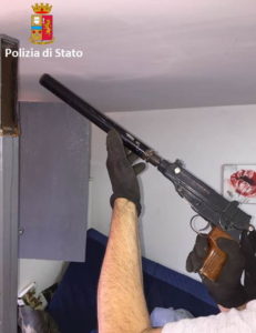 Aveva nascosto nel telaio della porta una pistola mitragliatrice a raffica Skorpion: arrestato quarantacinquenne per detenzione illegale di arma da guerra.