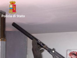 Armi da guerra in un appezzamento di terreno, un arresto