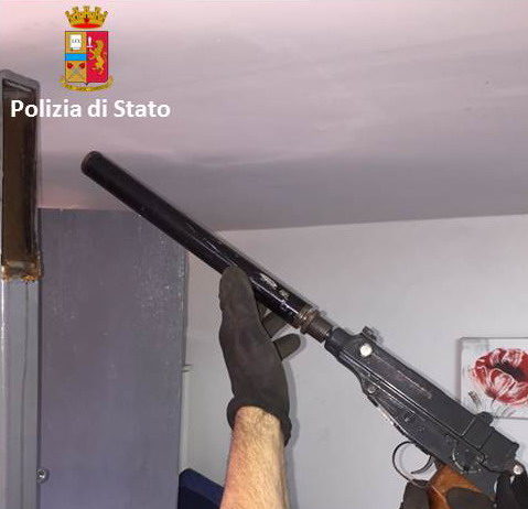 Armi da guerra in un appezzamento di terreno, un arresto