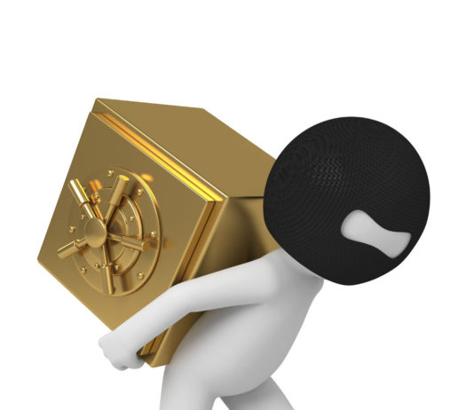 Asportata alla luce del sole cassaforte piena di armi