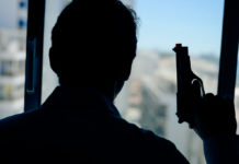 Ragazzi schiamazzano, lui spara tre volte