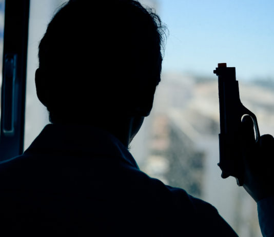 Ragazzi schiamazzano, lui spara tre volte