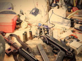 Costruiva armi nel garage “per hobby”
