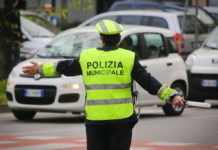 C’è chi investe nelle armi delle forze dell’ordine