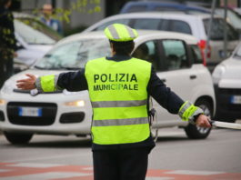 C’è chi investe nelle armi delle forze dell’ordine