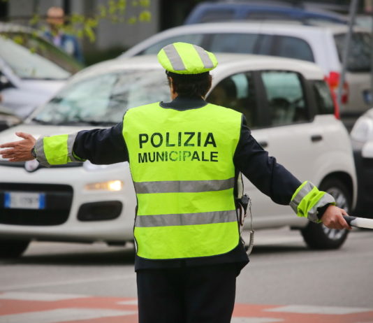 C’è chi investe nelle armi delle forze dell’ordine