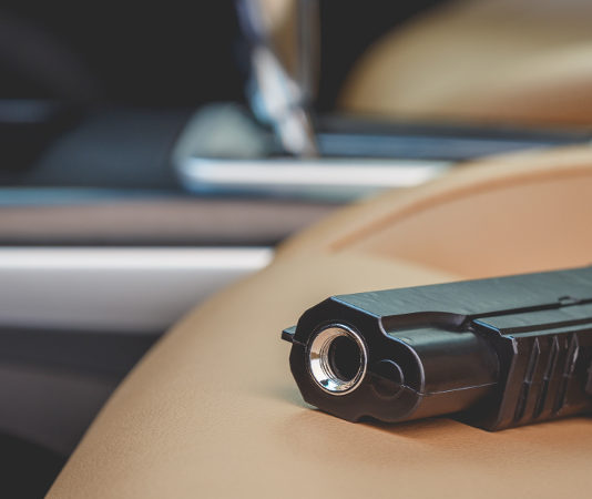 Si siede sulla pistola carica: ferito ai genitali Ferito ai genitali