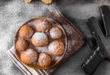 Il cuoco guarda la sua ragazza, lo minaccia con la pistola