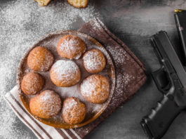 Il cuoco guarda la sua ragazza, lo minaccia con la pistola