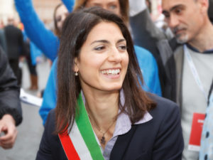 Con un proprio decreto Virginia Raggi, sindaco di Roma, ha disposto la vendita all'asta di 3 lanciasiringhe e 123 armi della polizia locale.