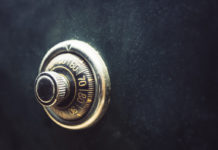 Lavorano sull’argine, ritrovano cassaforte rubata piena di armi