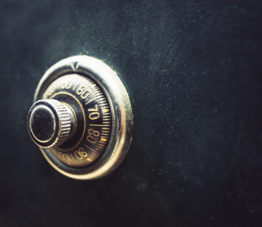 Lavorano sull’argine, ritrovano cassaforte rubata piena di armi