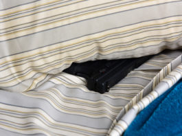 Maltratta il nonno: arrivano i carabinieri e trovano due fucili sotto il letto