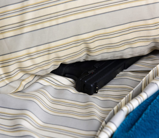 Maltratta il nonno: arrivano i carabinieri e trovano due fucili sotto il letto