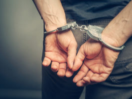 Nasconde nel comodino una scacciacani modificata: un arresto