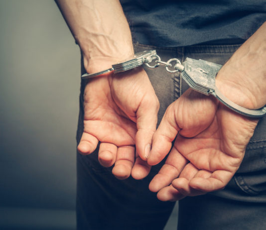 Nasconde nel comodino una scacciacani modificata: un arresto