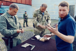 Alexander Zakharchenko, leader della Repubblica popolare di Donec'k, ha presentato la nuova pistola Oplot nei calibri 7,62 mm Tokarev e 9x19 mm.