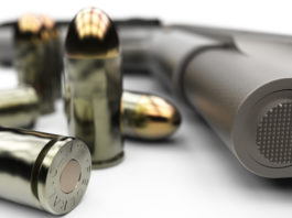 Prende la pistola del padre per mostrarla a un amico: due denunce